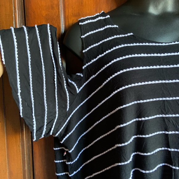 Essential Stripe Peek-A-Boo Shoulder Shirt - Picture 3 of 3